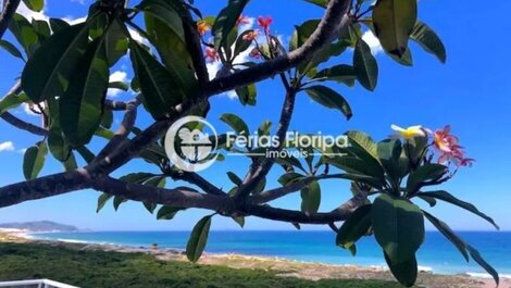 Ático con piscina privada frente al mar