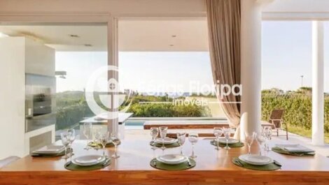 Beautiful Mansion in a gated community in the Morro das Pedras neighborhood