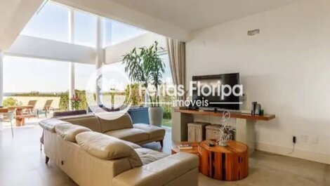 Beautiful Mansion in a gated community in the Morro das Pedras neighborhood