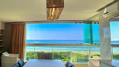 Duplex penthouse with pool facing the sea