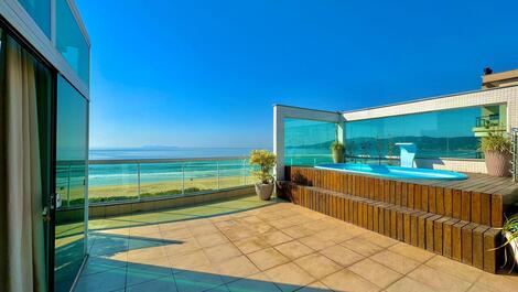 Duplex penthouse with pool facing the sea