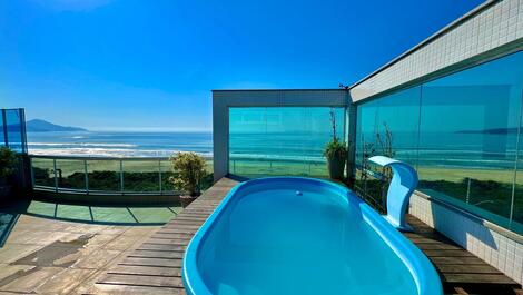 Duplex penthouse with pool facing the sea