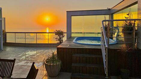 Duplex penthouse with pool facing the sea