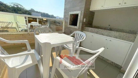 Center of Bombinhas, large, new property with lateral sea views!