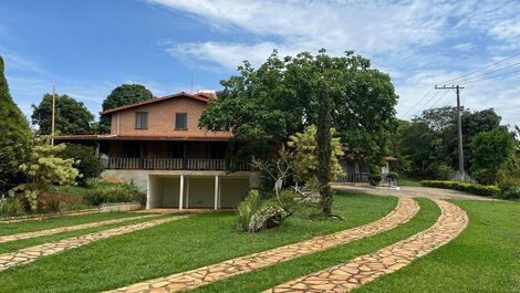 Casa enorme, + de 600m2 em 2 andares, no meio da natureza! 🏡