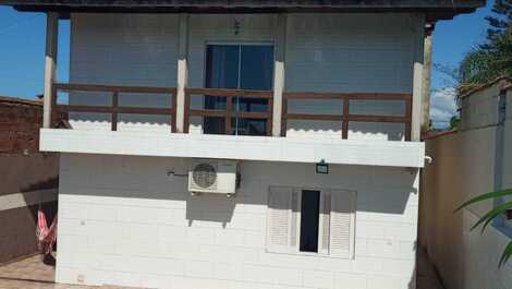 Hermosa casa con piscina, barbacoa y aire acondicionado en Peruíbe - SP