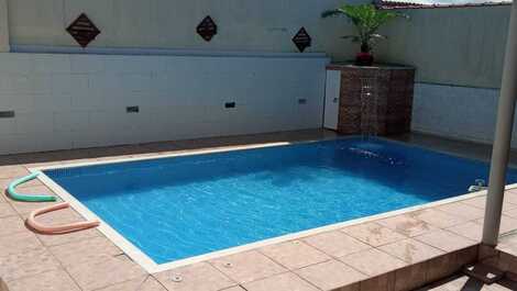 Hermosa casa con piscina, barbacoa y aire acondicionado en Peruíbe - SP