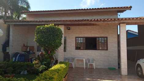 Hermosa casa con piscina, barbacoa y aire acondicionado en Peruíbe - SP