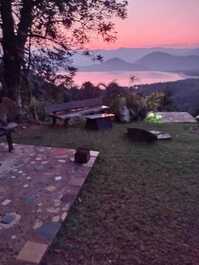 Vista ao entardecer para praia ubatumirim