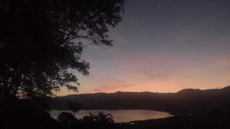 Vista noturna para praia ubatumirim