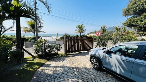 House with 4 bedrooms, all suites facing the sea in Canto Grande