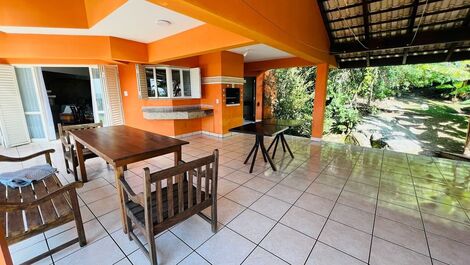 House with 4 bedrooms, all suites facing the sea in Canto Grande