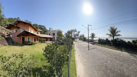 House with 4 bedrooms, all suites facing the sea in Canto Grande