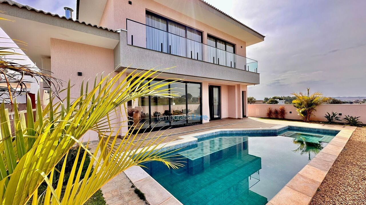 House for vacation rental in Paranapanema (Condomínio Riviera de Santa Cristina Xiii)