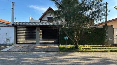 Casa de 3 dormitórios com churrasqueira, apenas 150m da praia - P003