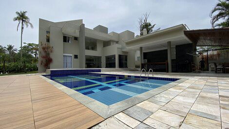 Wonderful mansion with 6 suites - close to the sea