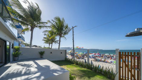 Sea Front House in the Center of Bombinhas - 4 Suites