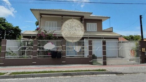 Hermosa y espaciosa residencia con piscina.