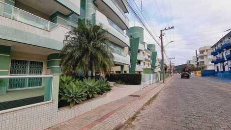 Lindo apartamento térreo 2 dormitórios no centro de Bombinhas