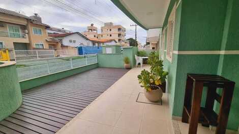 Lindo apartamento térreo 2 dormitórios no centro de Bombinhas