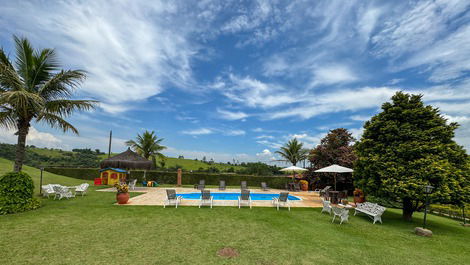 Comodidad y Elegancia: Refugio con Piscina y Naturaleza a 40 Min de SP