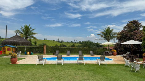 Comodidad y Elegancia: Refugio con Piscina y Naturaleza a 40 Min de SP