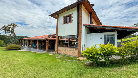 Comodidad y Elegancia: Refugio con Piscina y Naturaleza a 40 Min de SP