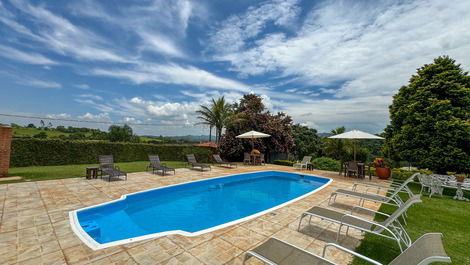 Comodidad y Elegancia: Refugio con Piscina y Naturaleza a 40 Min de SP