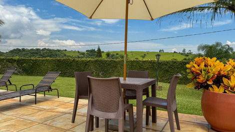 Comodidad y Elegancia: Refugio con Piscina y Naturaleza a 40 Min de SP