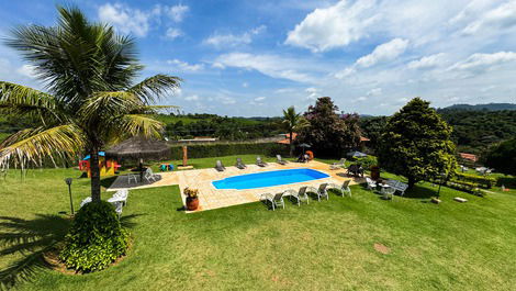 Comodidad y Elegancia: Refugio con Piscina y Naturaleza a 40 Min de SP