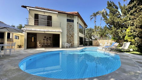 Casa de playa en la Riviera de São Lourenço con piscina