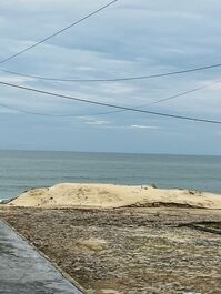 Venha curtir suas férias aqui, Casa de praia pé na areia, com piscina!