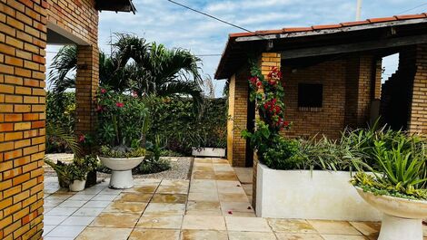 Venha curtir suas férias aqui, Casa de praia pé na areia, com piscina!