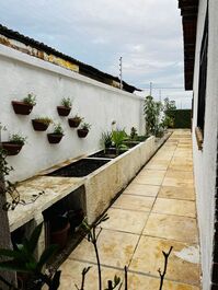 Venha curtir suas férias aqui, Casa de praia pé na areia, com piscina!