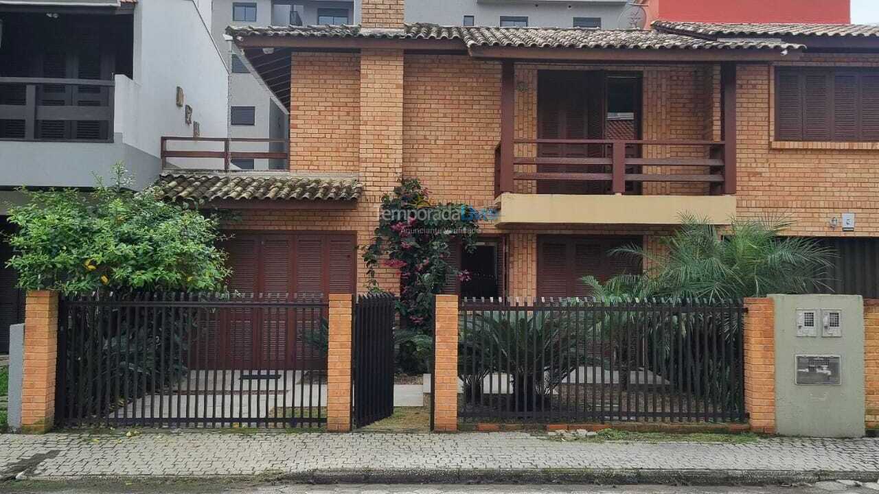 Casa para aluguel de temporada em Bombinhas (Praia de Bombas)