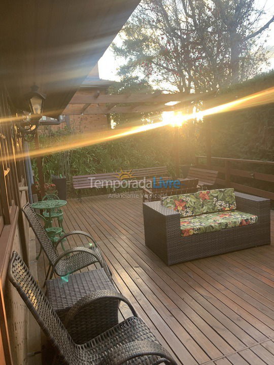 Casa para aluguel de temporada em Campos do Jordão (Alto do Capivari)