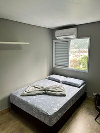 Primeiro quarto com cama de casal 