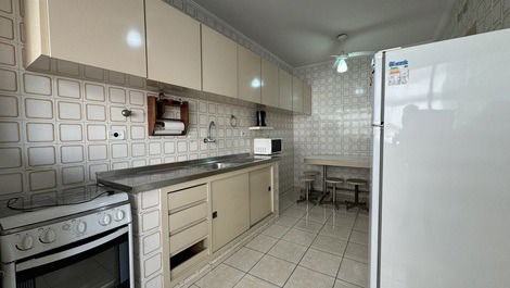 Apartamento na Praia das Pitangueiras - 50 Metros do Mar p/ 8 pessoas