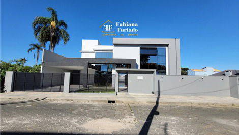 Casa de alto estándar con piscina en Itaguaçu - a 400 m del mar