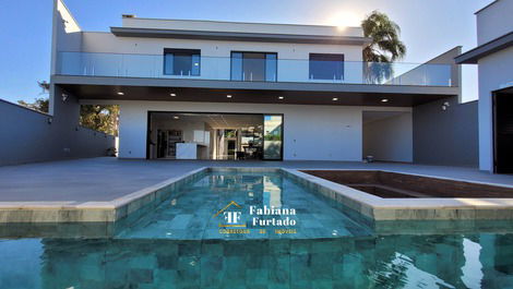 Casa alto padrão com piscina em Itaguaçu - 400m do mar