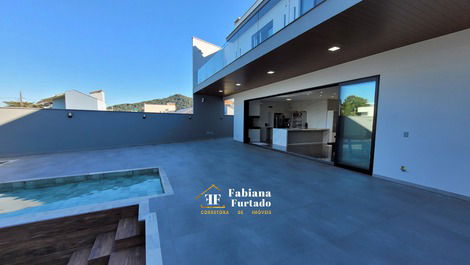 Casa alto padrão com piscina em Itaguaçu - 400m do mar