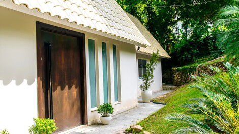 Casa luxuosa de frente para a Praia da Lagoinha em Bombinhas