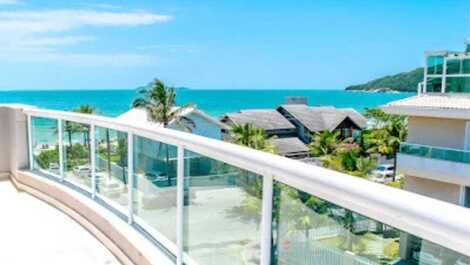 Duplex penthouse with sea view on Canto Grande Beach in Bombinhas