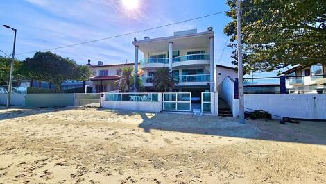 Casa junto al mar de alto nivel con 5 dormitorios.