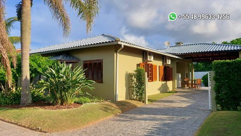 House in Praia dos Ingleses, sleeps 8, in a gated community