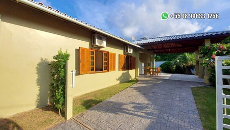 House in Praia dos Ingleses, sleeps 8, in a gated community