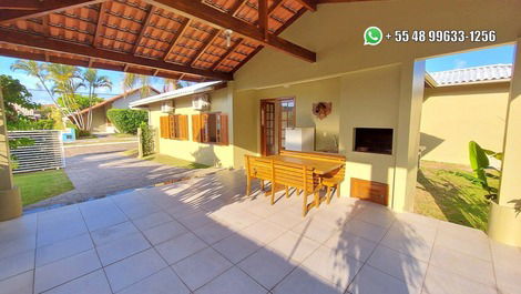 House in Praia dos Ingleses, sleeps 8, in a gated community