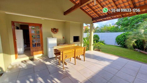 House in Praia dos Ingleses, sleeps 8, in a gated community