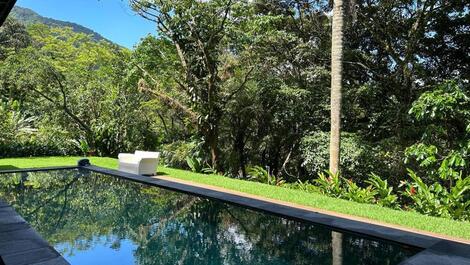 Harmoniously integrated with the natural landscape of Maresias beach.