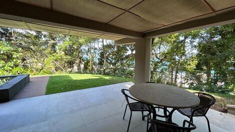 Harmoniously integrated with the natural landscape of Maresias beach.